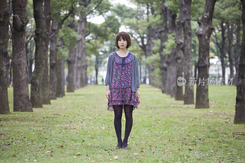 年轻漂亮的日本女人在公园肖像