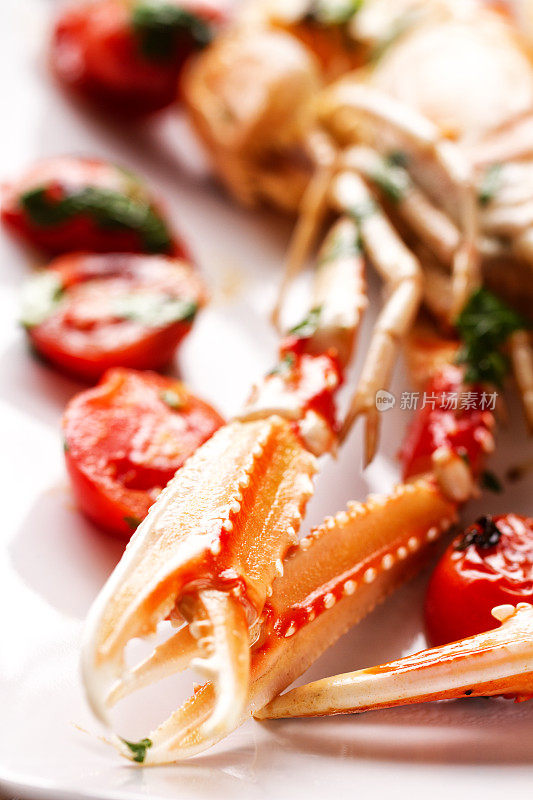 用西红柿和欧芹煮的虾