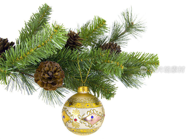 在树上挂一个象征性的圣诞球