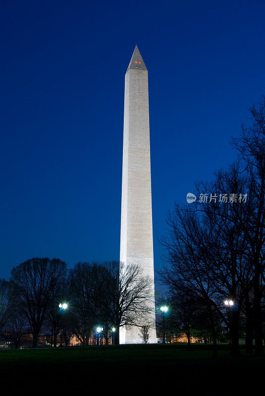 反对蓝天的华盛顿纪念碑