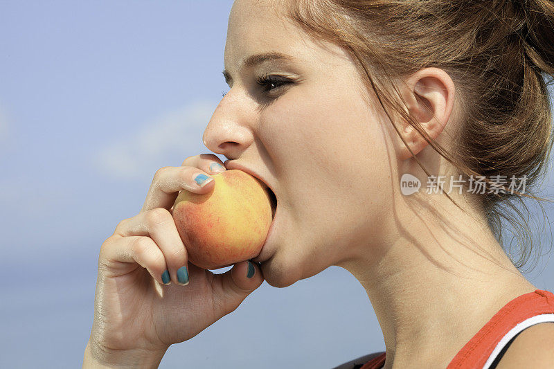 女孩吃桃子