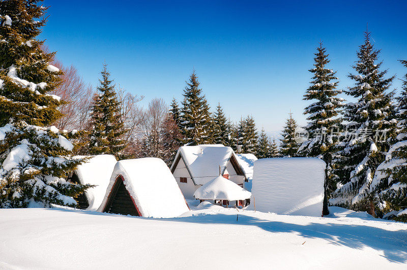 冬天被雪覆盖的高山小屋