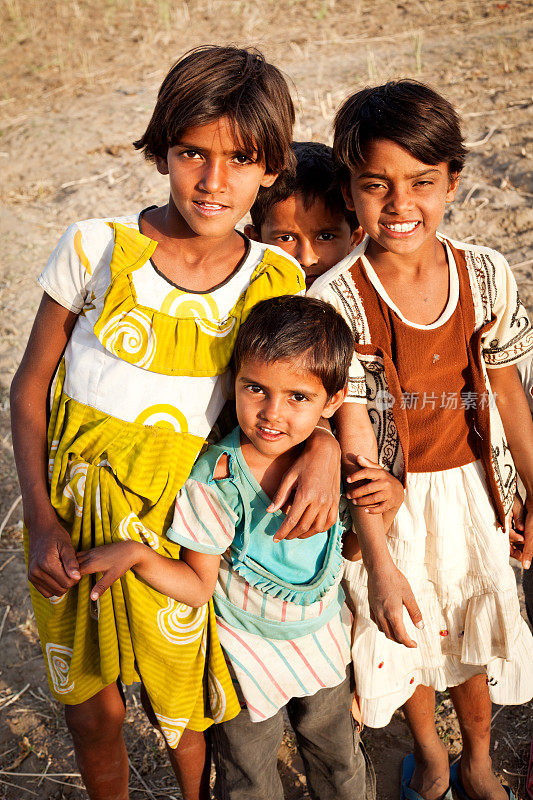 一群快乐的印度拉贾斯坦邦农村儿童