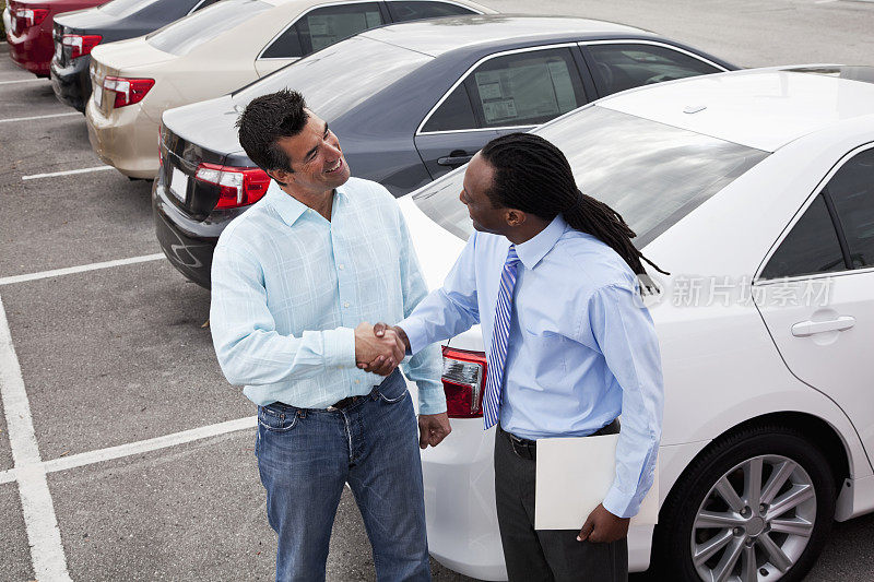 顾客与汽车销售员握手