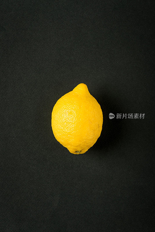 黄色柠檬黑纸背景，极简静物画