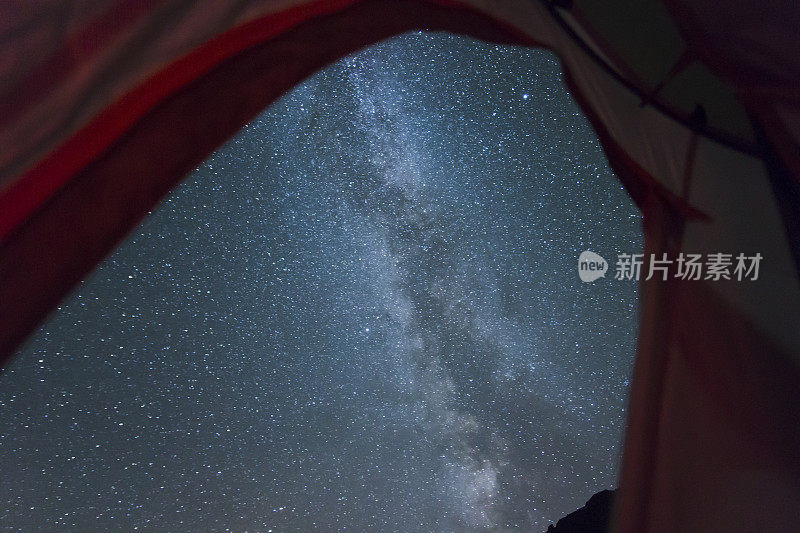 银河在夜空中闪耀