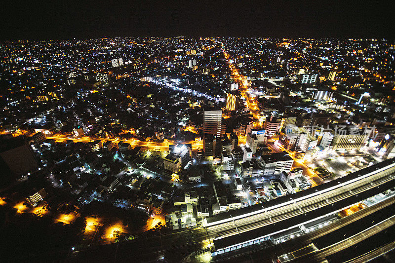 日本小城夜晚，滨松。