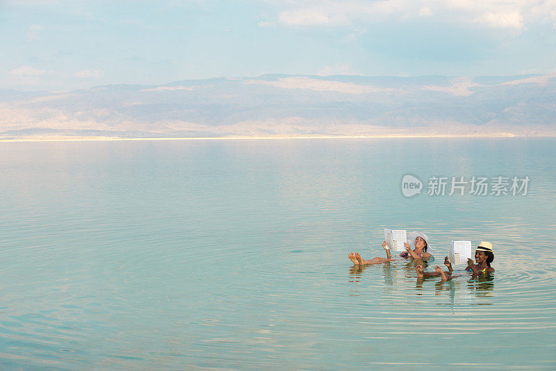 女人在死海里漂浮。