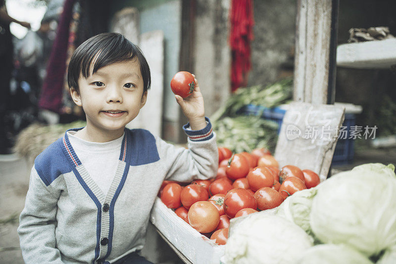 孩子们在食品市场