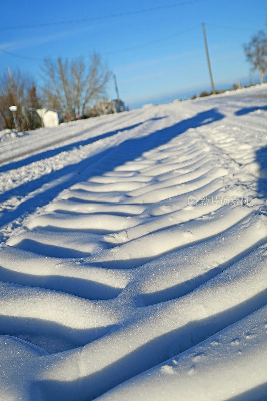 雪地上的平地机轨迹，特写，透视