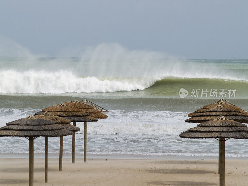 浪花和雨伞的撞击