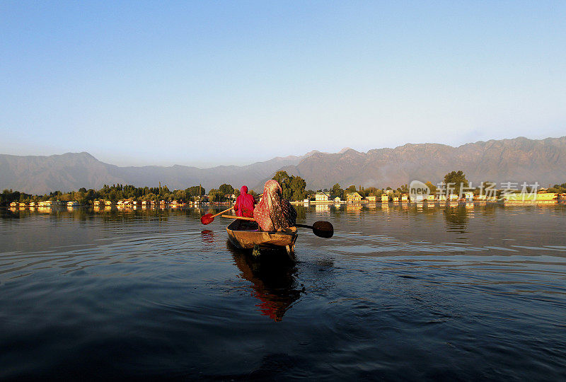 印度穆斯林妇女在克什米尔达尔湖划船，