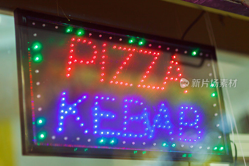 披萨和烤肉串的霓虹灯