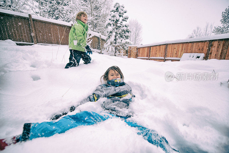 孩子们在雪中玩耍