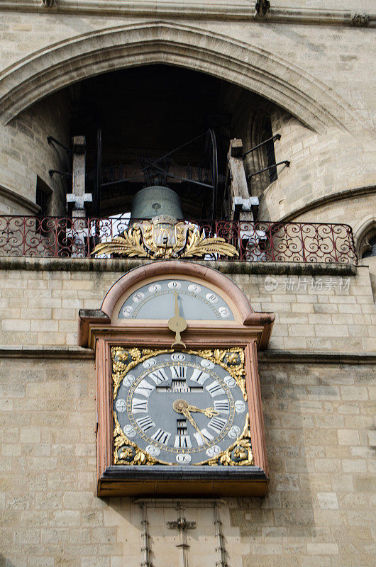 中世纪钟楼上的时钟
