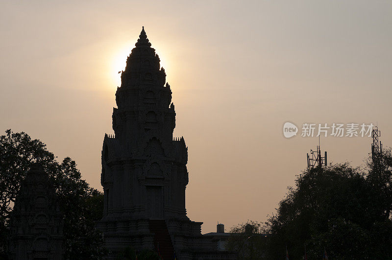 柬埔寨金边乌纳隆寺日落剪影