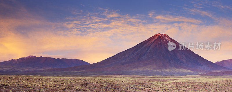 日落时分，智利阿塔卡马沙漠里的利坎卡武尔火山