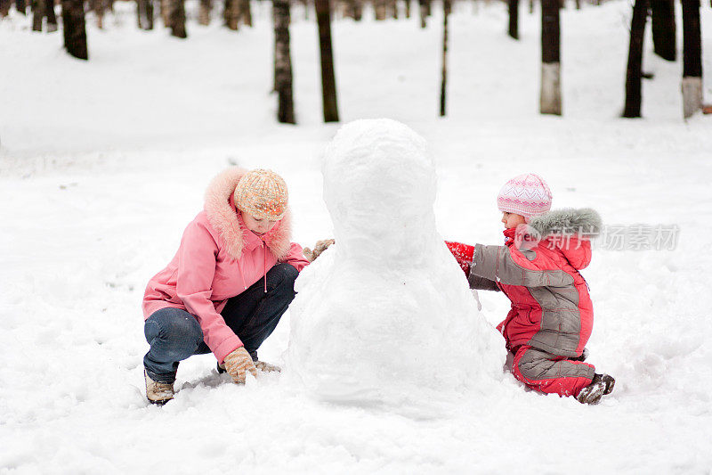 母亲和孩子做雪车