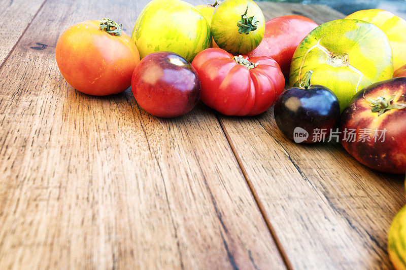 新鲜的传家宝西红柿在一个乡村砧板的背景