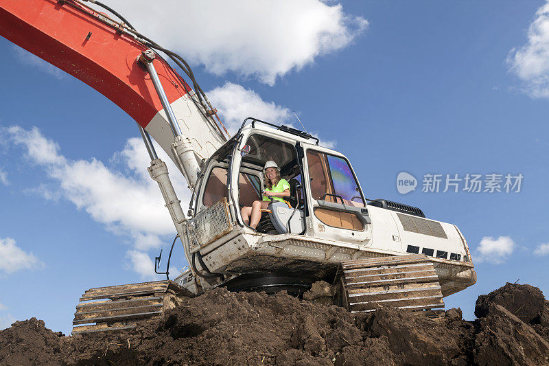 女建筑工人操作挖掘机