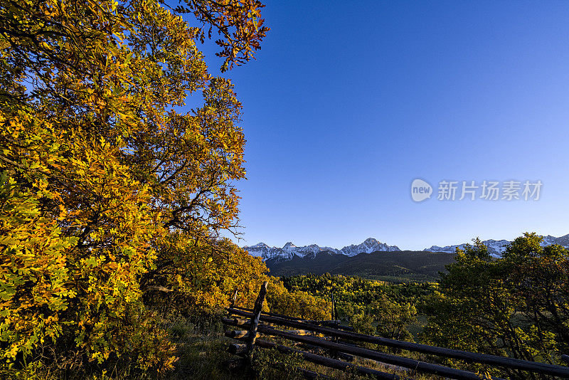 斯奈费尔山和日落老篱笆