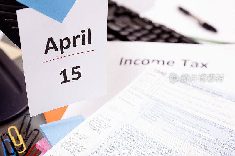 美国所得税的截止日期是4月15日。1040年的形式。桌子上。