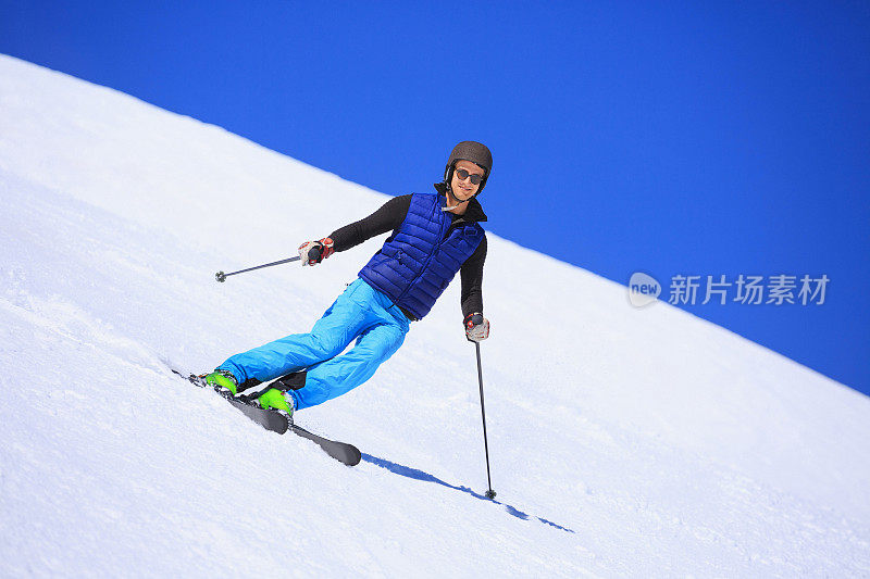 年轻人在阳光明媚的滑雪场滑雪