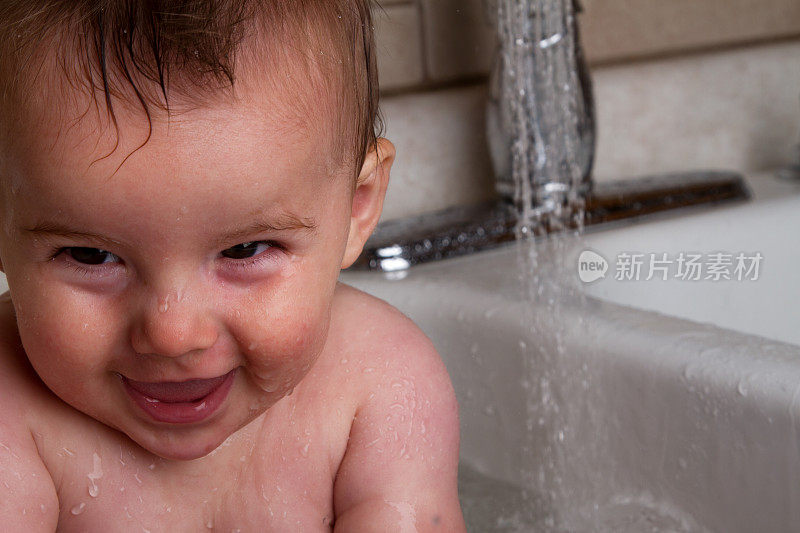 快乐的白人男婴正在洗澡。
