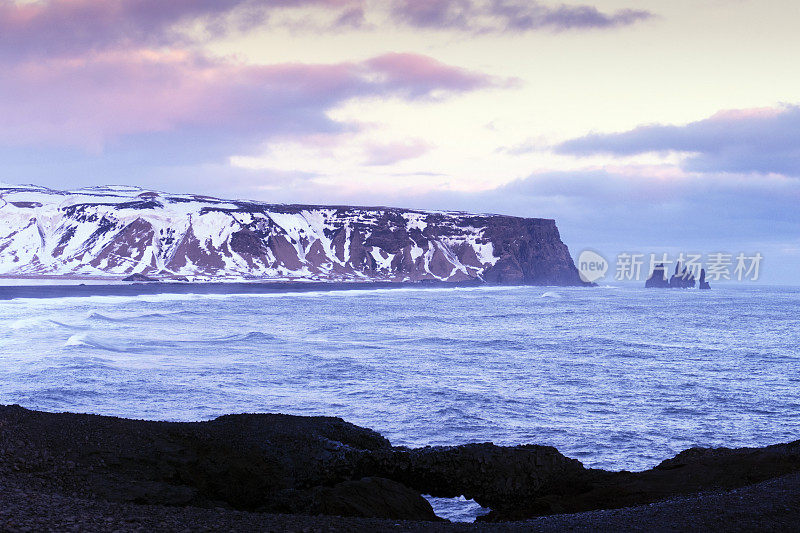 冰岛黑沙Reynisfjara海滩和火山岩