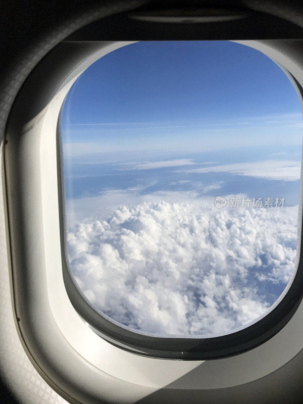 从飞机窗户往外看