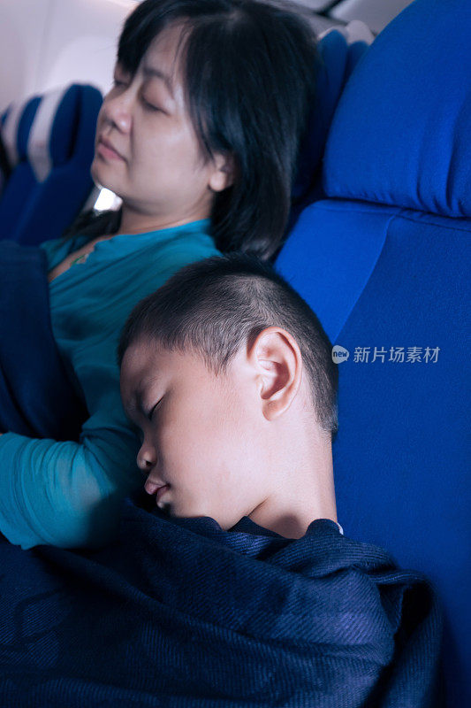 母子在飞机上睡觉