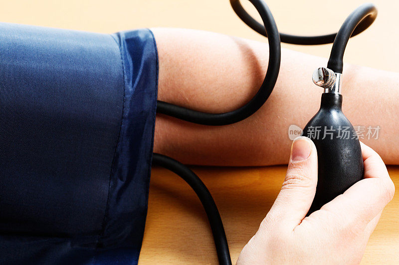 女性用手测量血压读数