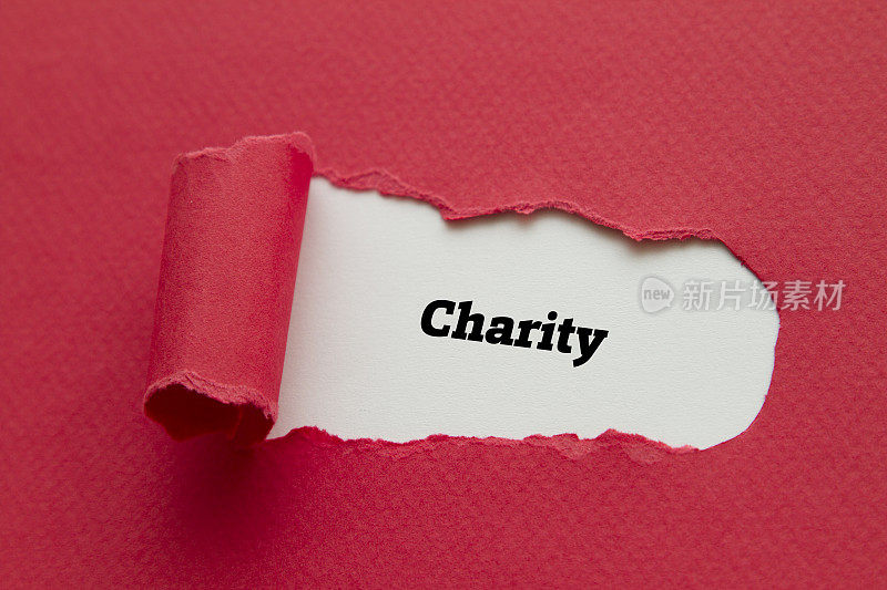 慈善的话语写在撕破的纸后面。