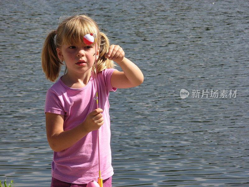 钓鱼的女孩