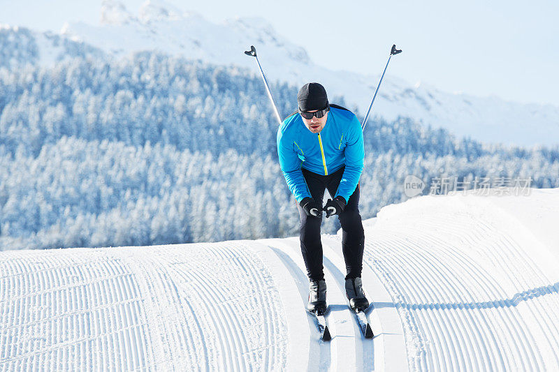 运动员进行越野滑雪