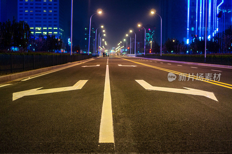 夜间在路面上转弯的箭头