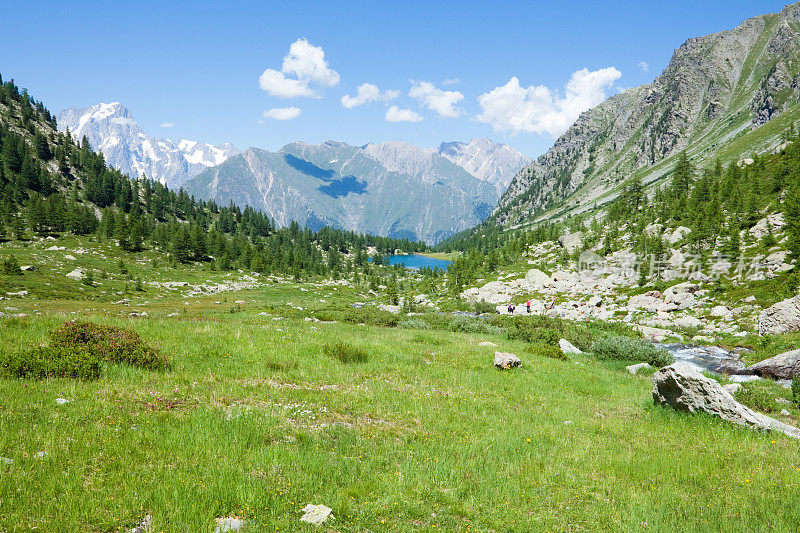 意大利阿尔卑斯山田园诗般的湖泊