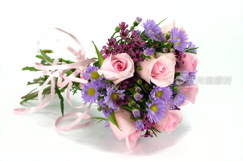 粉红色和淡紫色的玫瑰花束孤立在白色，阴影