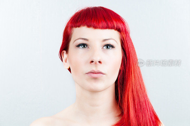 肖像美丽的年轻红头发女人与完美的皮肤