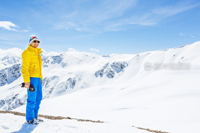 滑雪者在山顶休息