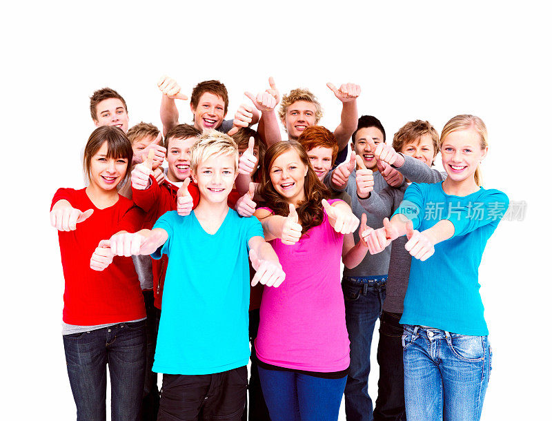 一群快乐的青少年用大拇指反对白人