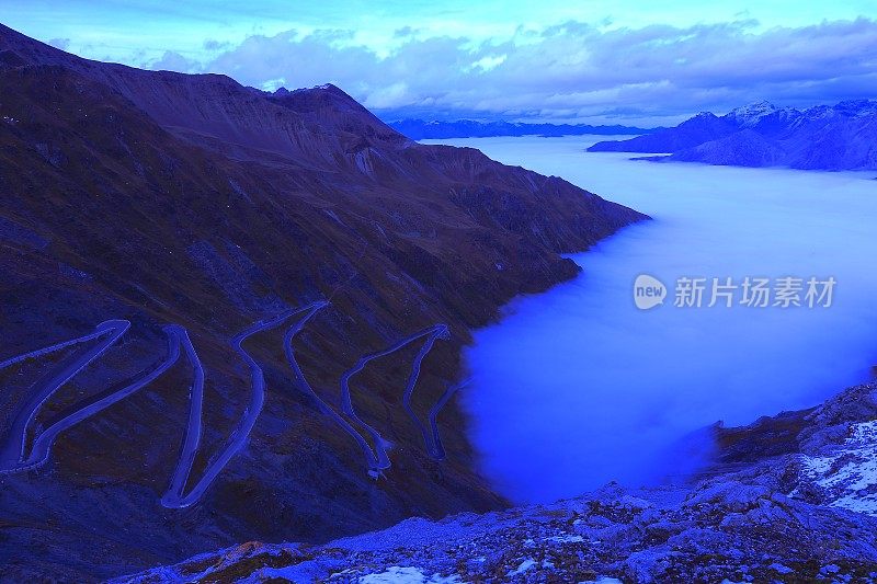 意大利，斯特尔维奥在薄雾中经过黄昏的风景