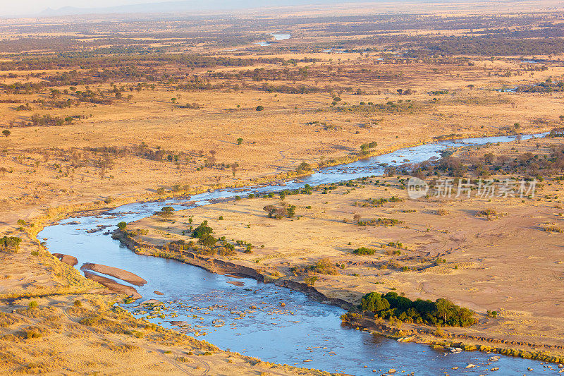 马拉河蜿蜒穿过非洲坦桑尼亚的塞伦盖蒂草原