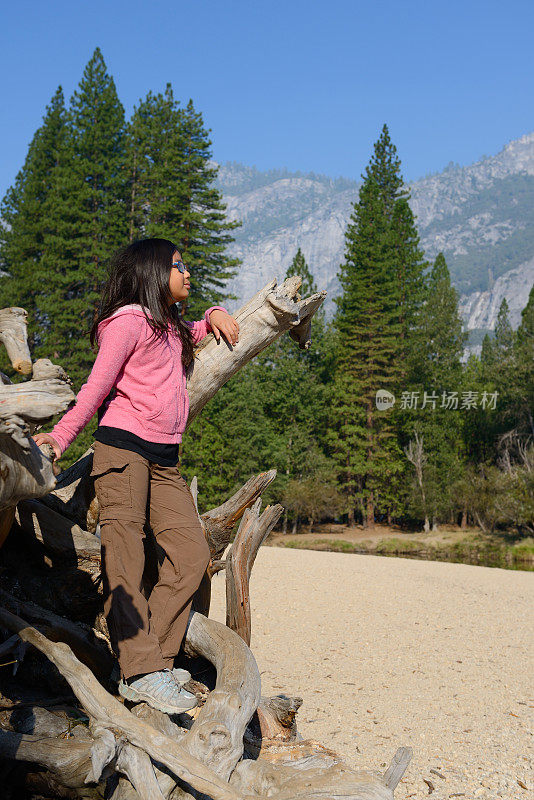 年轻的徒步旅行者在优胜美地看山