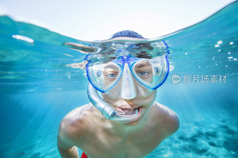 青年浮潜水下潜水冒险半青绿色海水泻湖