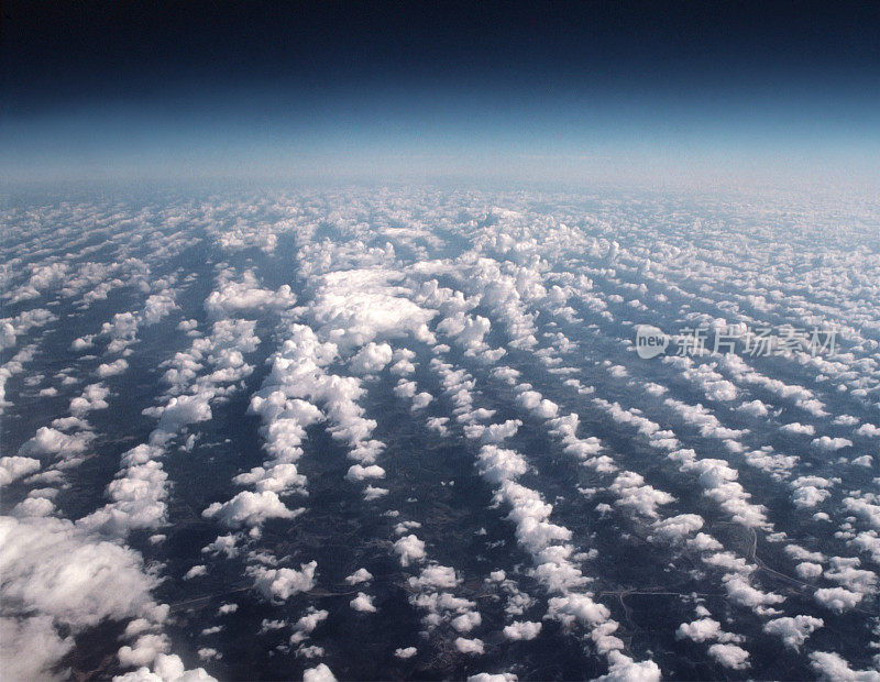 从飞机上看天空，轻云和下面的地球