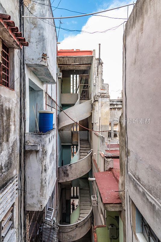 在哈瓦那，带有开放式楼梯的旧天气公寓