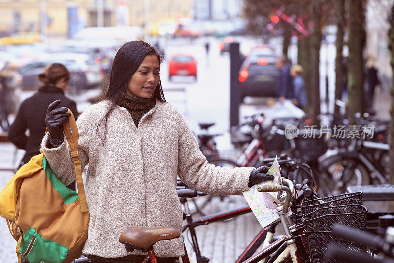 在赫尔辛堡骑自行车的微笑女人