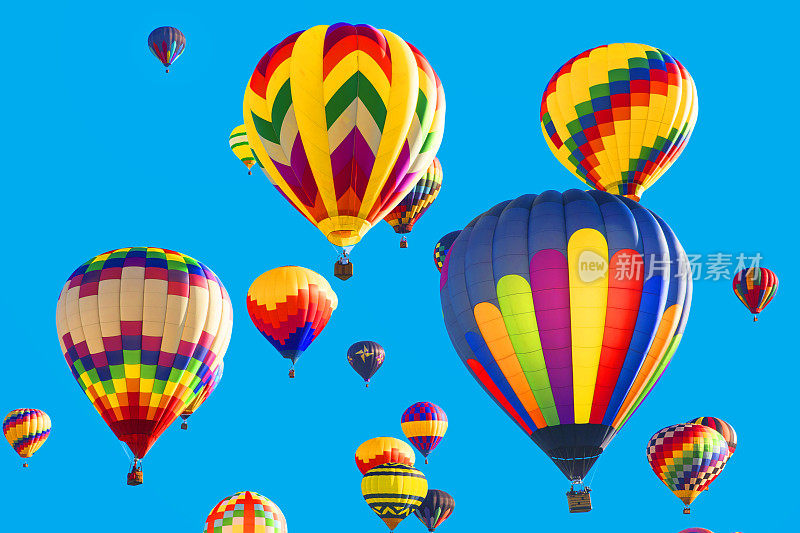 系列:彩色热气球在湛蓝的天空中飞翔