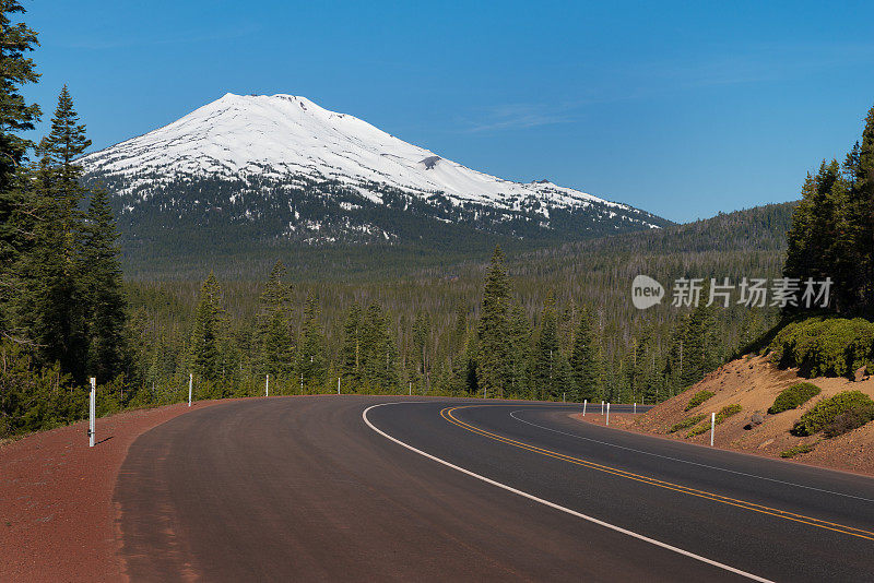 通往俄勒冈州本德市积雪覆盖的Bachelor山的道路